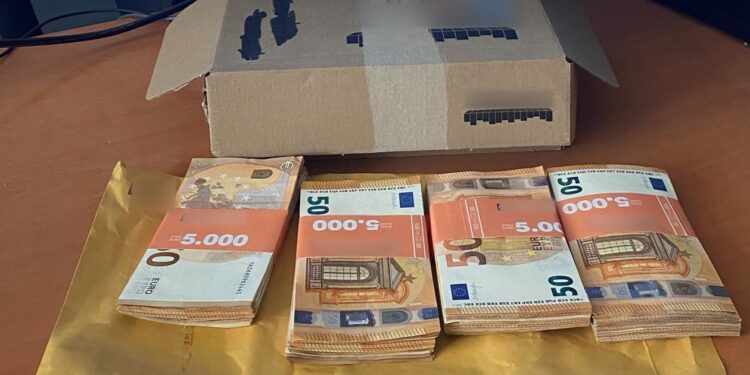 Ηλικιωμένος έριξε σε κάδο ανακύκλωσης ηλεκτρονικών συσκευών κουτί modem που περιείχε… 20.000 ευρώ