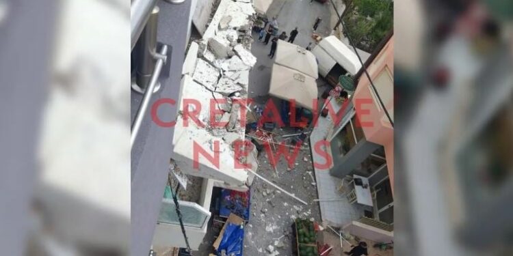 Κρήτη: Τμήμα μπαλκονιού κατέρρευσε επάνω σε πάγκους λαϊκής αγοράς στο Ηράκλειο