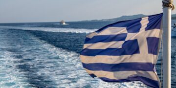 Οι βαρόνοι του χρέους που τα βάζουν με τις τράπεζες, ένα πάρτι δισεκατομμυρίων και η ελληνική σημαία