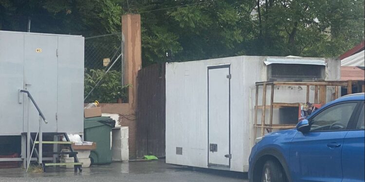 «Βρήκα το βρέφος νεκρό στο τσιμέντο, όταν ήρθα να ανοίξω την καντίνα» λέει η ιδιοκτήτρια της επιχείρησης