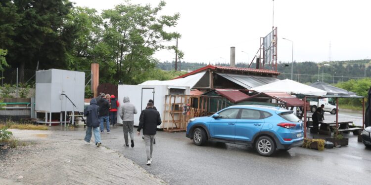 Θεσσσαλονίκη: Ελεύθερη αφέθηκε η 30χρονη που απέβαλε έμβρυο πίσω από καντίνα