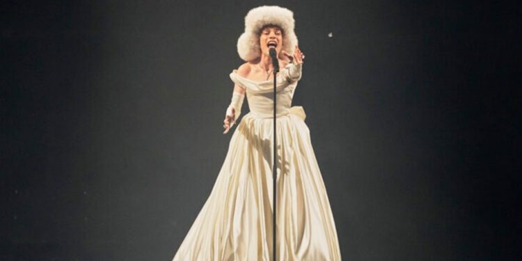 Eurovision 2025 – Nemo: Εμφανίστηκε με εντυπωσιακό λευκό φόρεμα στον μεγάλο τελικό