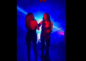 Δέσποινα Βανδή: Τραγούδησε αγκαλιά με την κόρη της, Μελίνα Νικολαΐδη