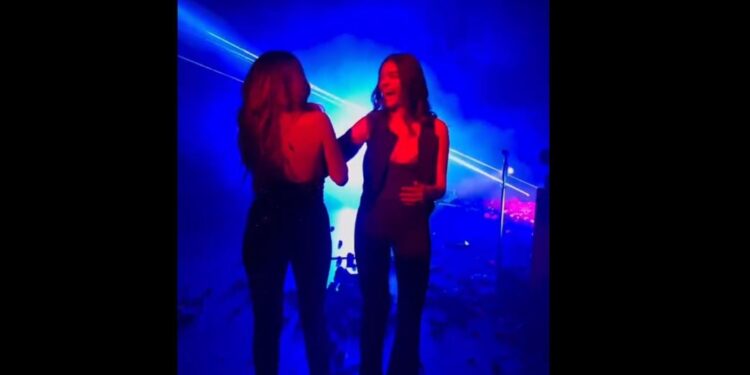 Δέσποινα Βανδή: Τραγούδησε αγκαλιά με την κόρη της, Μελίνα Νικολαΐδη