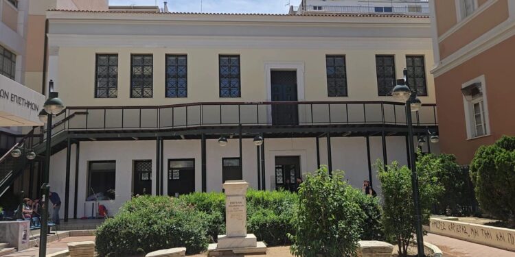 Έπειτα από 30 χρόνια καταλήψεων στη Νομική, οι χώροι επιστρέφονται καθαροί στους φοιτητές, καθηγητές και στο προσωπικό