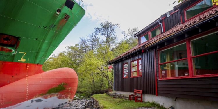 Νορβηγία: Ξύπνησε και είδε ένα πλοίο 135 μέτρων στην αυλή του σπιτιού του