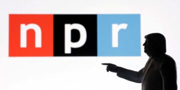 Το δημόσιο ραδιοφωνικό δίκτυο NPR μηνύει την κυβέρνηση Τραμπ για τη μείωση της χρηματοδότησης