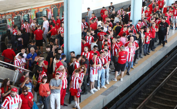 ΟΦΗ – Ολυμπιακός: «Βούλιαξε» ο σταθμός του ΗΣΑΠ στο Φάληρο από φιλάθλους των Ερυθρόλευκων