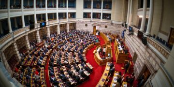 Ομοβροντία ερωτήσεων από συμπολίτευση και αντιπολίτευση για τη δόμηση σε μικρούς οικισμούς