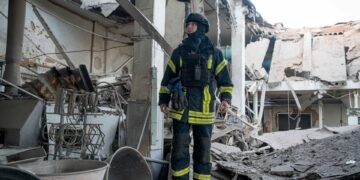 Ένα νεκρό παιδί και έξι τραυματίες μετά από ρωσική πυραυλική επίθεση στην περιοχή Σούμι