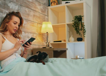 Αν ξυπνάτε το πρωί και κοιτάτε το κινητό σας μέσα στα 5 πρώτα λεπτά, συνήθως συμβαίνουν 4 πράγματα, σύμφωνα με την ψυχολογία