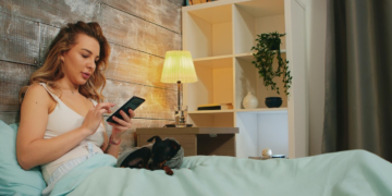 Αν ξυπνάτε το πρωί και κοιτάτε το κινητό σας μέσα στα 5 πρώτα λεπτά, συνήθως συμβαίνουν 4 πράγματα, σύμφωνα με την ψυχολογία