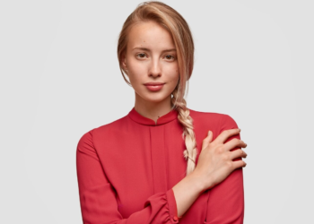 Ο άνδρας της την πιέζει να εργαστεί