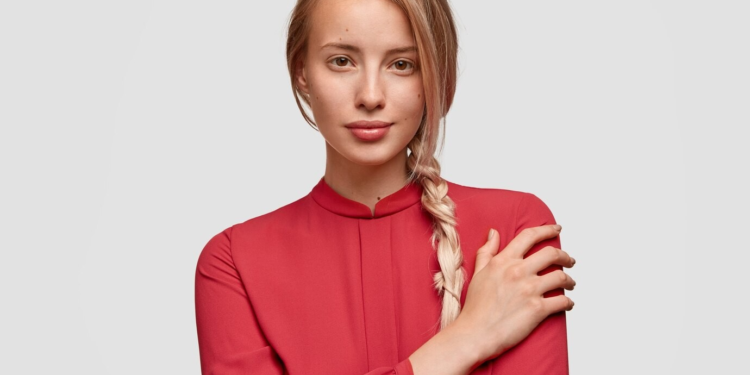 Ο άνδρας της την πιέζει να εργαστεί