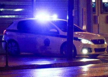 Μεθυσμένος οδηγός έπεσε πάνω σε σταθμευμένα αυτοκίνητα, χτύπησε γυναίκα και εξαφανίστηκε… ξυπόλητος