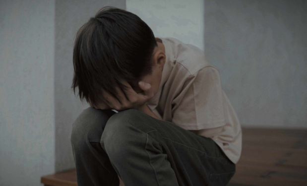 Κατήγγειλε τον θείο του για χρόνια σεξουαλική κακοποίηση 