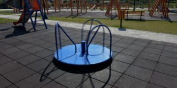 Ηλικιωμένος απείλησε ανήλικους με όπλο σε παιδική χαρά