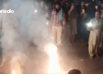 Με πυροτεχνήματα και βεγγαλικά υποδέχθηκαν οι πολίτες την επίτευξη συμφωνίας για εκεχειρία με την Ινδία