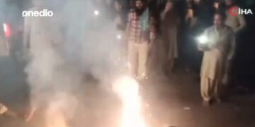 Με πυροτεχνήματα και βεγγαλικά υποδέχθηκαν οι πολίτες την επίτευξη συμφωνίας για εκεχειρία με την Ινδία