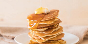 Εύκολη συνταγή για pancakes με 2 υλικά που δεν προκαλούν φούσκωμα