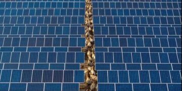 Βρετανία: Η Κίνα έχει εγκαταστήσει κρυφά διακόπτες θανάτου σε ηλιακούς συλλέκτες που πωλούνται στη Δύση