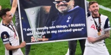 Τότεναμ: Το επικό… Thug Life πανό των παικτών για τον Άγγελο Ποστέκογλου