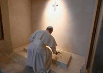 Προσευχήθηκε και άφησε ένα τριαντάφυλλο στον τάφο του Πάπα Φραγκίσκου