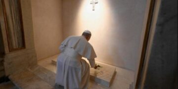 Προσευχήθηκε και άφησε ένα τριαντάφυλλο στον τάφο του Πάπα Φραγκίσκου