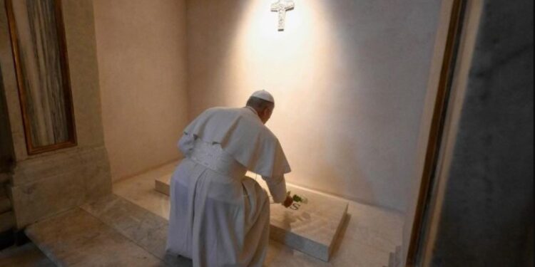 Προσευχήθηκε και άφησε ένα τριαντάφυλλο στον τάφο του Πάπα Φραγκίσκου