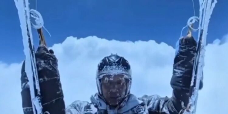 Αλεξιπτωτιστής πλαγιάς παγιδεύτηκε σε δίνη και πάγωσε στα 8.000 μέτρα – Δείτε το βίντεο