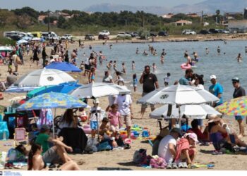 Καιρός: Γέμισαν τις παραλίες μικροί και μεγάλοι