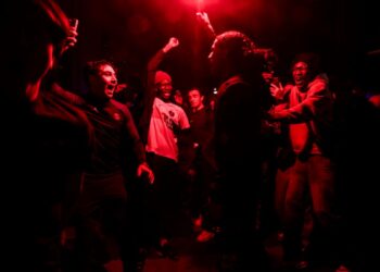 Βίντεο: Αυτοκίνητο έπεσε πάνω σε φιλάθλους της Παρί