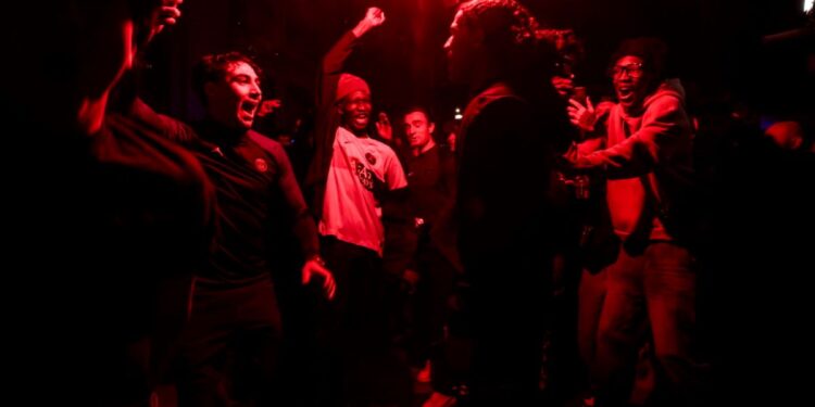 Βίντεο: Αυτοκίνητο έπεσε πάνω σε φιλάθλους της Παρί