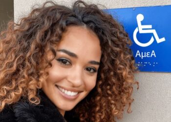 Penelope: Ποια είναι η τυφλή AI influencer που έχει γίνει viral στην Ελλάδα