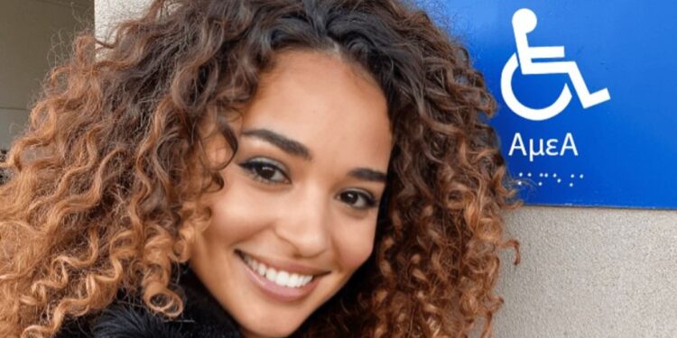 Penelope: Ποια είναι η τυφλή AI influencer που έχει γίνει viral στην Ελλάδα