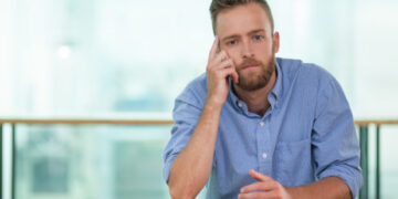 Οι άνδρες που δυσκολεύονται να μιλήσουν για τα συναισθήματά τους, συχνά μεγάλωσαν ακούγοντας αυτές τις 9 φράσεις