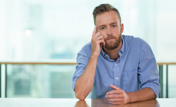 Οι άνδρες που δυσκολεύονται να μιλήσουν για τα συναισθήματά τους, συχνά μεγάλωσαν ακούγοντας αυτές τις 9 φράσεις