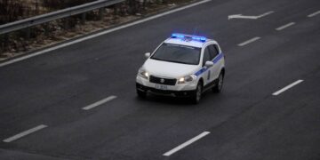 Πέντε συλλήψεις ιδιοκτητών και προσωρινών υπευθύνων καταστημάτων για παράνομη κατάληψη παραλίας