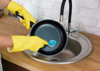 Το απλό κόλπο καθαρισμού με 1 φυσικό υλικό που διαλύει τα λίπη και τη βρωμιά