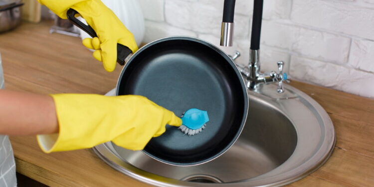 Το απλό κόλπο καθαρισμού με 1 φυσικό υλικό που διαλύει τα λίπη και τη βρωμιά