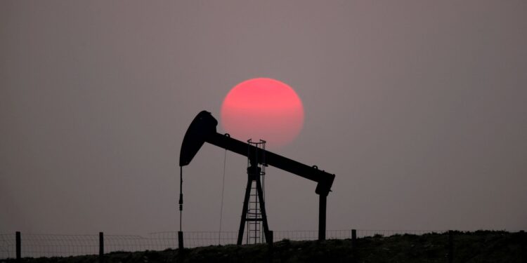 Πέφτουν οι τιμές του πετρελαίου, καθώς ο ΟΠΕΚ «πλημμυρίζει» την αγορά