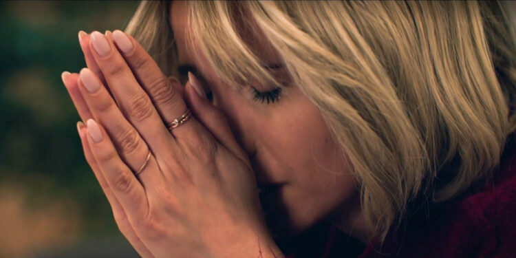 Η Μάγια ανοίγει το κινητό του Άγη και βρίσκει κάποιες φωτογραφίες της Μαρίνας