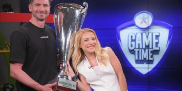O Γιώργος Πετρέας με την κούπα του Πρωταθλητή στο ΟΠΑΠ Game Time