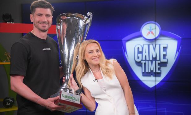 O Γιώργος Πετρέας με την κούπα του Πρωταθλητή στο ΟΠΑΠ Game Time