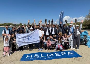 Περιβαλλοντική Δράση Καθαρισμού Παραλίας από το Hellenic Yacht Masters’ Club σε Συνεργασία με τη HELMEPA