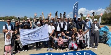 Περιβαλλοντική Δράση Καθαρισμού Παραλίας από το Hellenic Yacht Masters’ Club σε Συνεργασία με τη HELMEPA