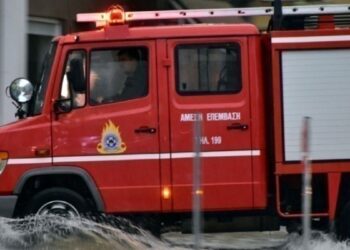 Φωτιά σε φορτηγάκι στην λεωφόρο Βουλιαγμένης