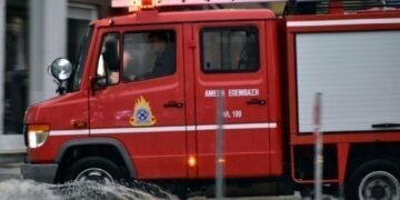 Φωτιά σε φορτηγάκι στην λεωφόρο Βουλιαγμένης