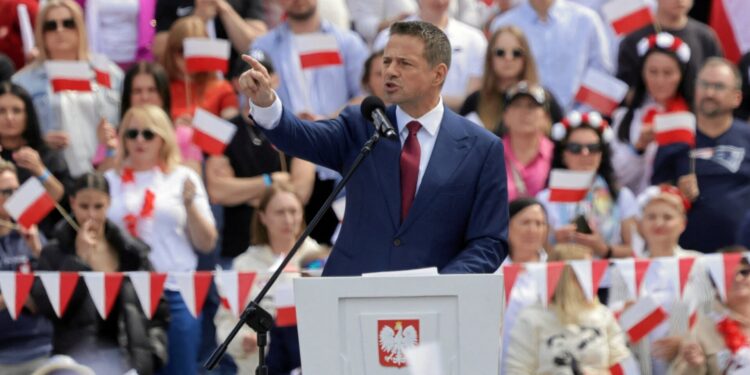 Ο υποψήφιος του κυβερνώντος κόμματος προηγείται σε δημοσκόπηση λίγο πριν από τις εκλογές της Κυριακής