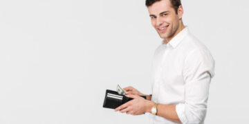 Οι άνθρωποι που ανησυχούν πάντα για τα χρήματα, συνήθως απέκτησαν αυτές τις 6 συνήθειες μεγαλώνοντας